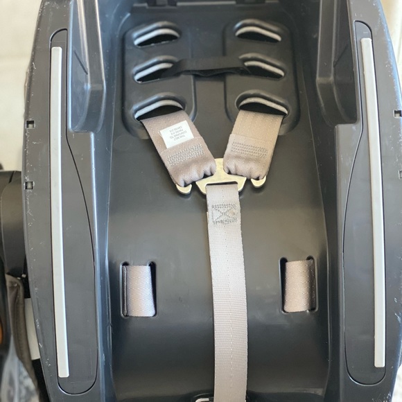 ❌SOLD❌Chicco keyfit30 car seat and base - Picture 12 of 12